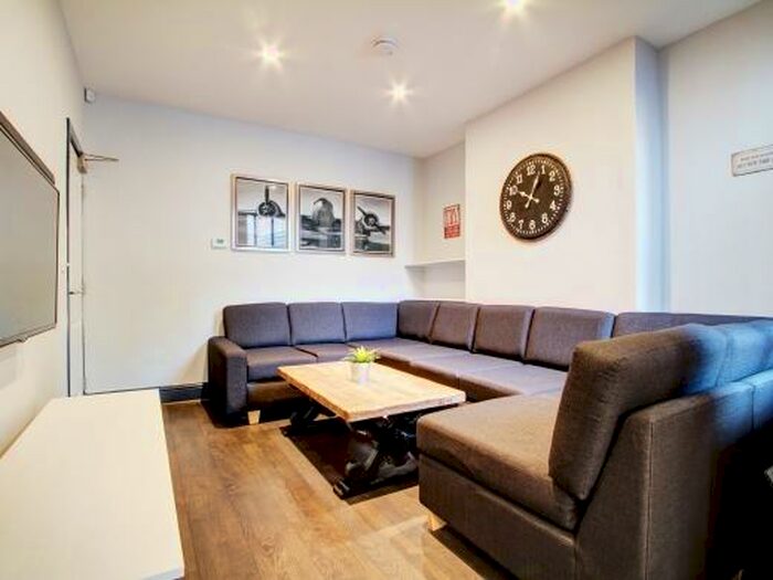 6 Bedroom Terraced House To Rent In Kimbolton Avenue, Nottingham, NG7