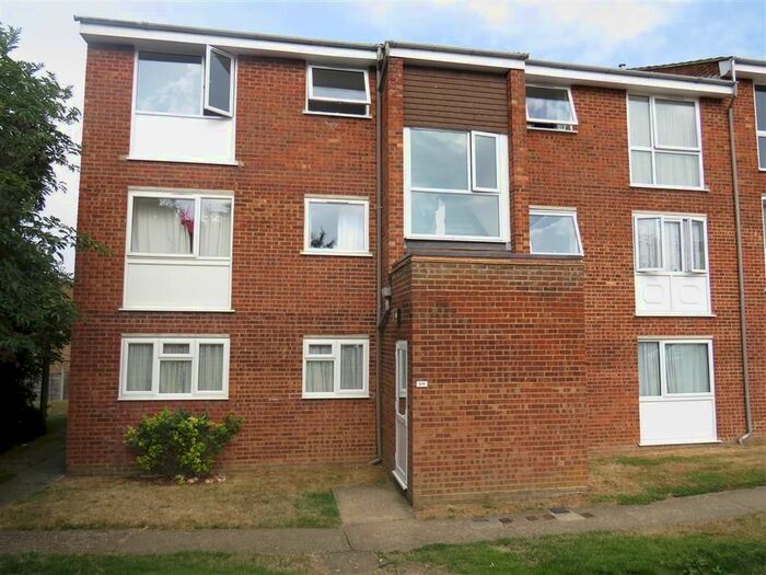 2 Bedroom Flat To Rent In Roydon Court, Hemel Hempstead HP2