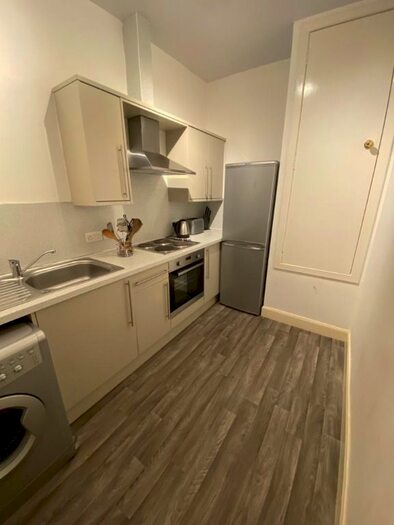 3 Bedroom Flat To Rent In Grindlay Street, Tollcross, Edinburgh, EH3