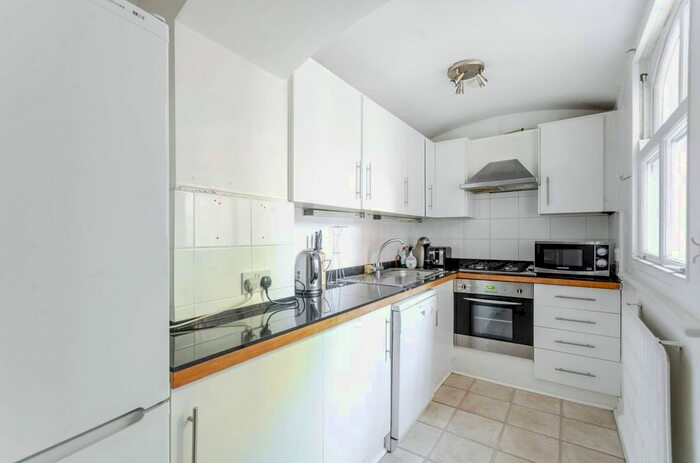 2 Bedroom Flat To Rent In Kensington Court, High Street Kensington, London, W8