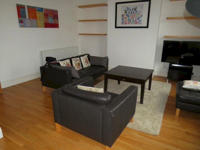 2 Bedroom Apartment To Rent In Clarendon Avenue, Leamington Spa, CV32