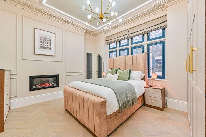 3 Bedroom Flat For Sale In Charing Cross Road, West End, London, WC2H