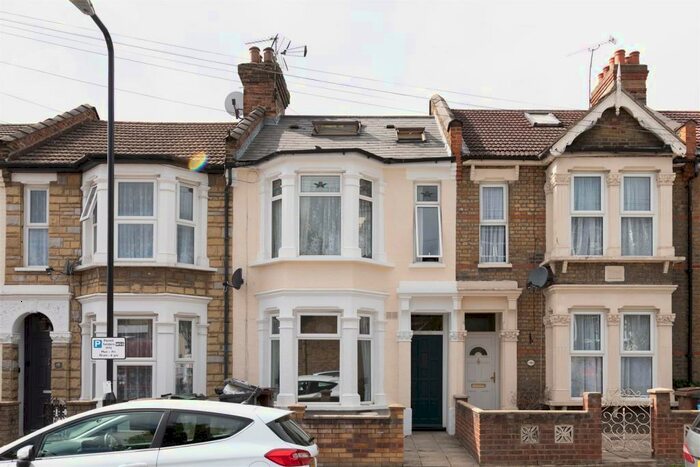 2 Bedroom Apartment To Rent In Brooke Road, Walthamstow, E17