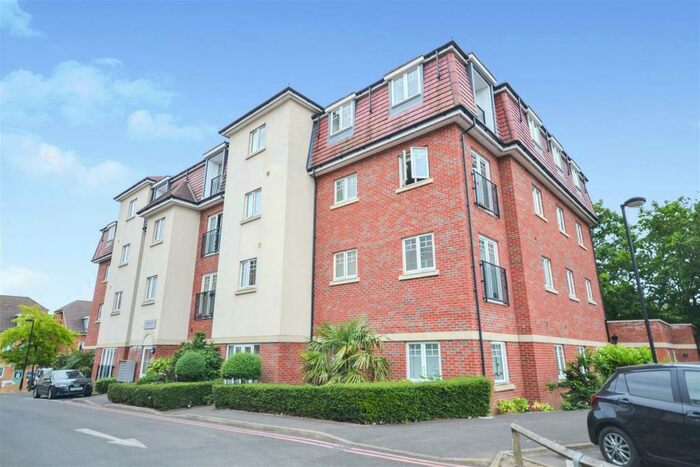 2 Bedroom Flat To Rent In Schoolgate Drive, Morden, SM4