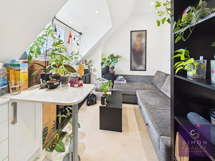1 Bedroom Flat To Rent In Greenhill Parade, Great North Road, EN5
