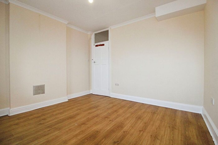 2 Bedroom Flat To Rent In Drayton Waye, Kenton, Harrow, HA3