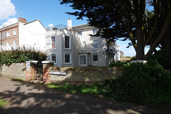 2 Bedroom Flat For Sale In Norfolk Place, Littlehampton, BN17