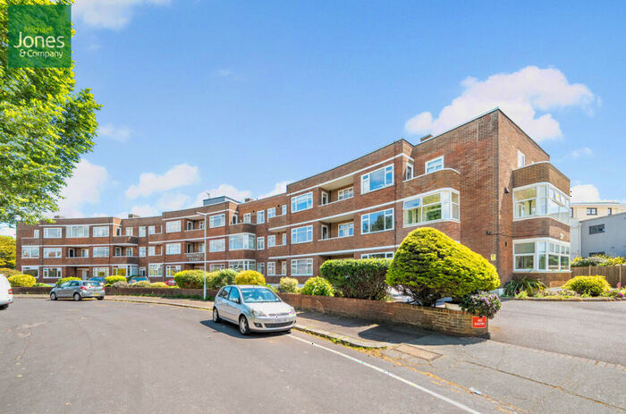 3 Bedroom Flat To Rent In Winchelsea Gardens, Worthing, West Sussex, BN11