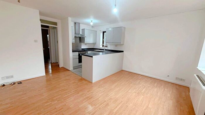 1 Bedroom Flat To Rent In Weavers Close, Isleworth, TW7