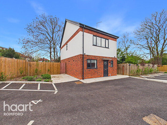 4 Bedroom Detached House For Sale In Dhani Close, Romford, RM5