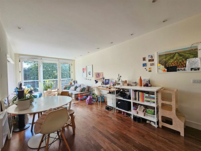 2 Bedroom Flat To Rent In Crouch End Hill, London, N8