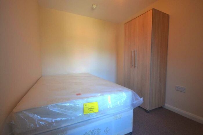 6 Bedroom House To Rent In Grange Avenue, University Area, RG6
