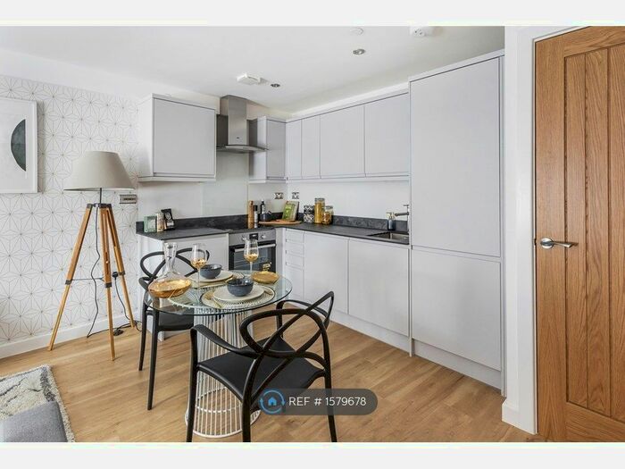 1 Bedroom Flat To Rent In Spectrum House, Woking, GU21