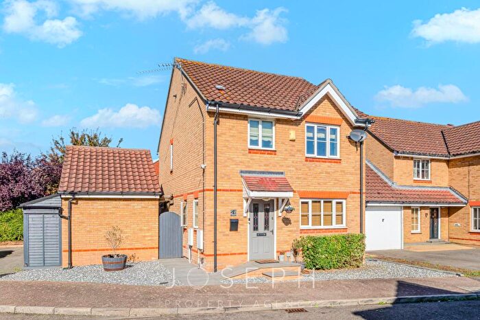 3 Bedroom Detached House For Sale In Holly Blue Close, Pinewood, IP8
