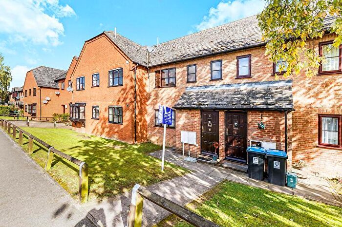 2 Bedroom Flat To Rent In Blacksmiths Row, AL3