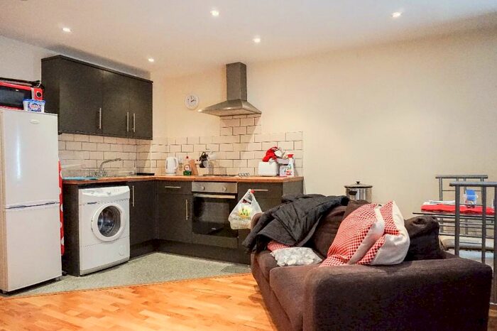 3 Bedroom Town House To Rent In Flat, Headingley House, Ash Road, Leeds, West Yorkshire, LS6