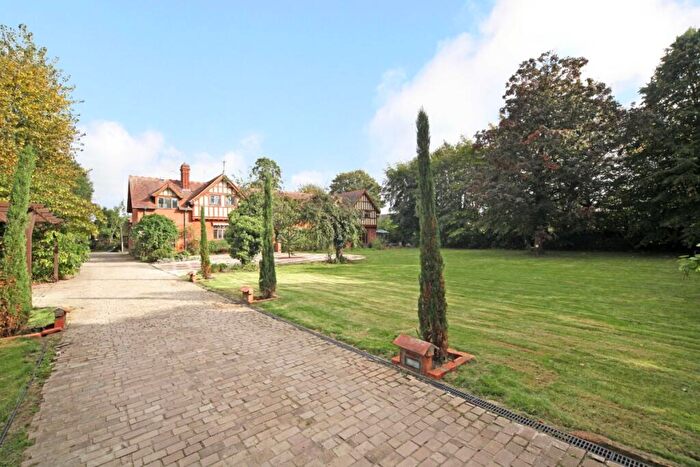 6 Bedroom Detached House To Rent In Southlea Road Slough, SL3