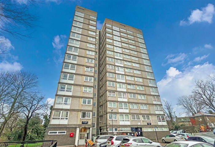 3 Bedroom Flat For Sale In The Oaks, Greenwich, SE18