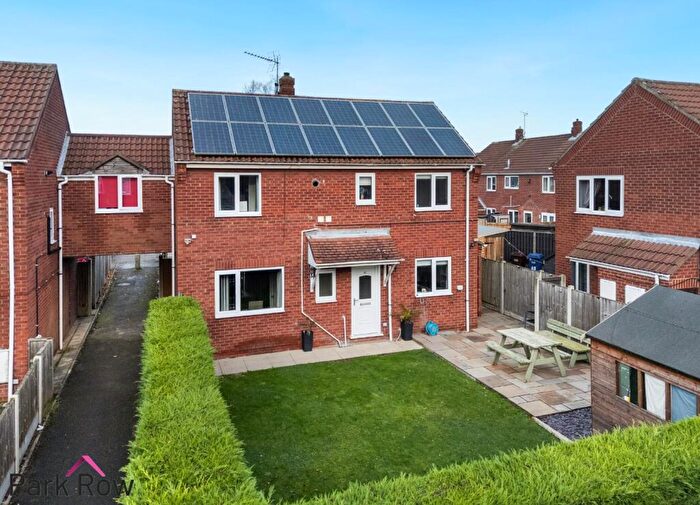 3 Bedroom Link Detached House For Sale In Pinfold Avenue, Sherburn In Elmet, Leeds, LS25