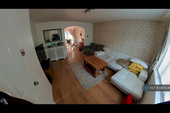 3 Bedroom Semi-Detached House To Rent In Callaway Close, Nottingham, NG8
