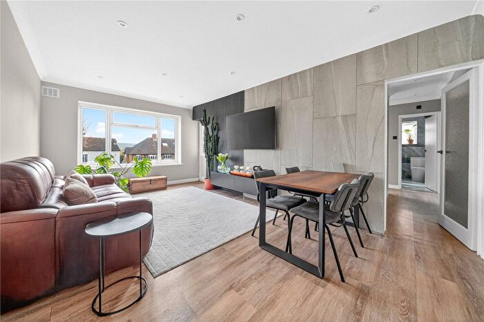 2 Bedroom Flat For Sale In Castle Avenue, Highams Park, London, E4