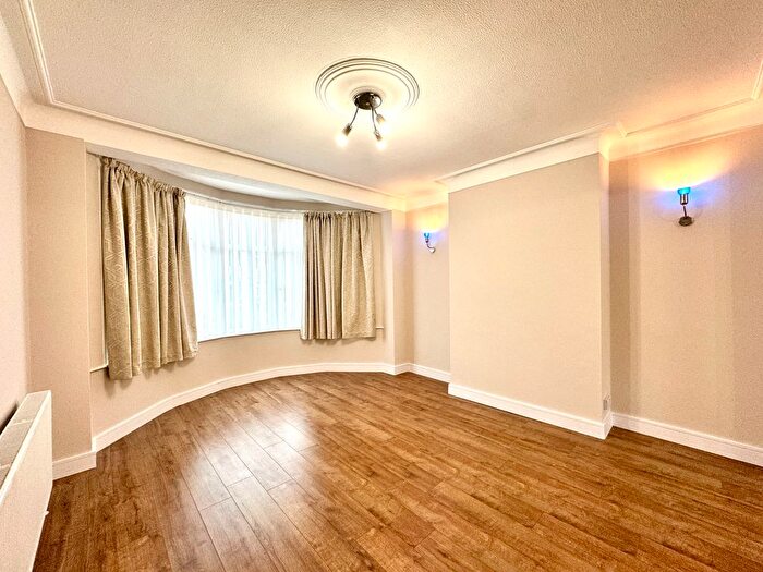 3 Bedroom Semi-Detached House To Rent In Woodland Way, London, N21