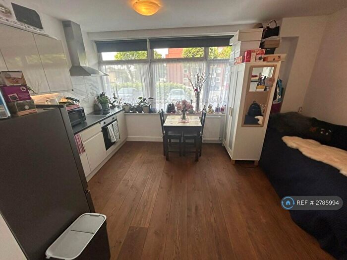 Studio To Rent In Ballards Lane, London, N3