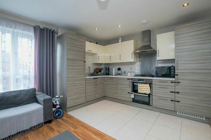 2 Bedroom Flat To Rent In Otter Way, West Drayton, UB7