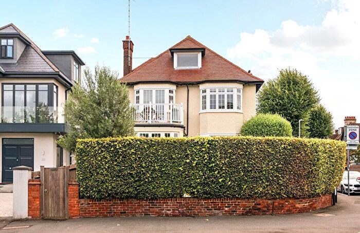 2 Bedroom Maisonette For Sale In Portsmouth Road, Kingston Upon Thames, KT1