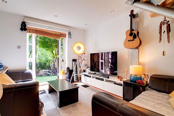 2 Bedroom Town House To Rent In Brunswick Quay, London, SE16