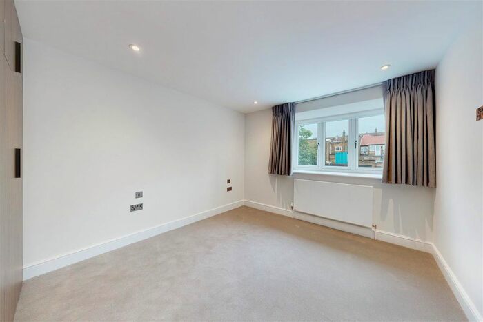 2 Bedroom Flat To Rent In Oakview Lodge, Beechcroft Avenue, Golders Green, NW11