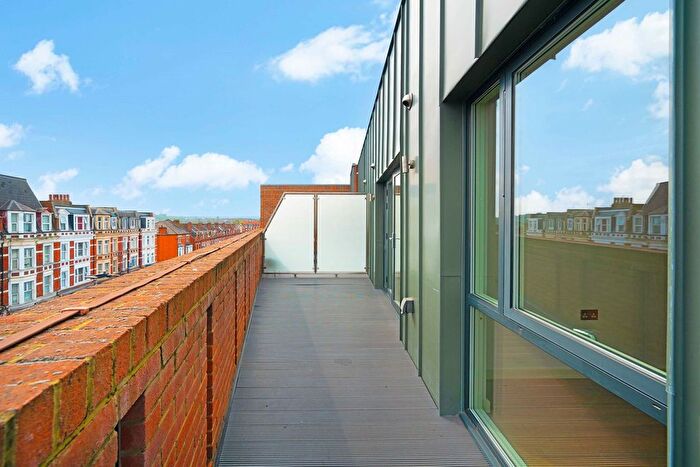 2 Bedroom Flat To Rent In West Green Road, London, N15