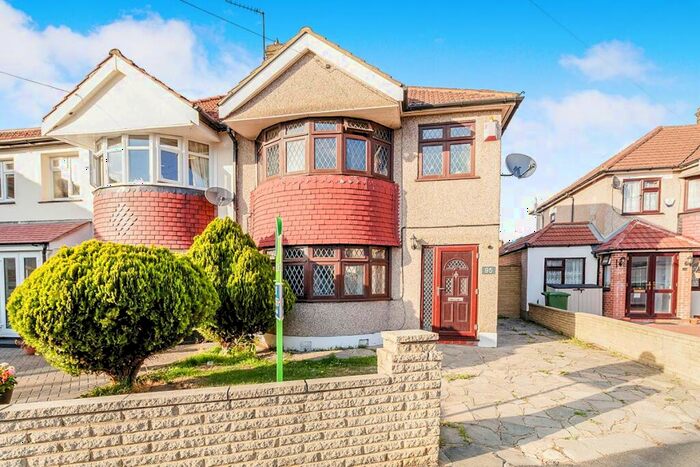 3 Bedroom Semi-Detached House To Rent In Farnham Road, Welling, Kent, DA16