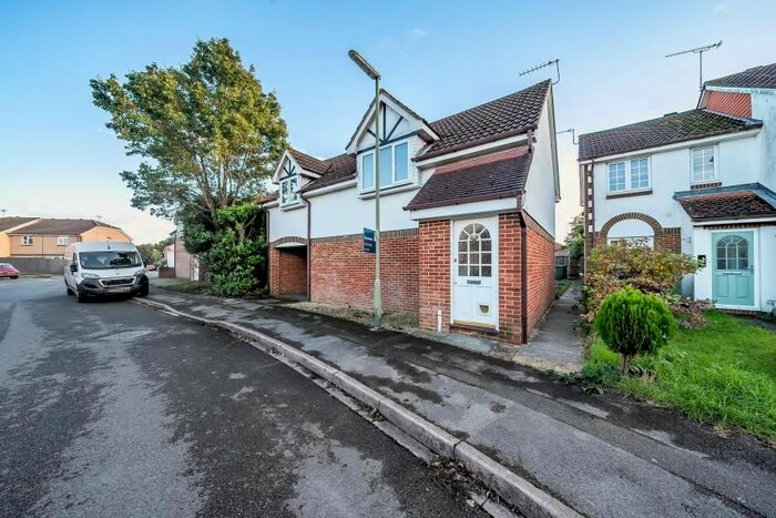 1 Bedroom Maisonette To Rent In Shaw Drive, Walton-On-Thames, KT12