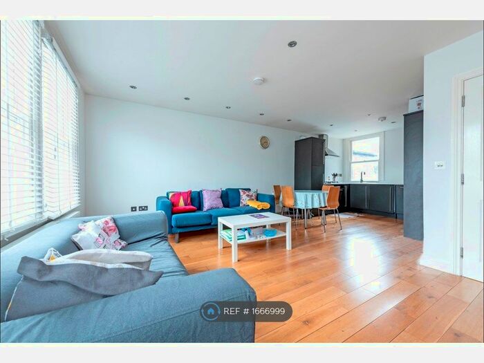 3 Bedroom Flat To Rent In Longley Road, London, SW17