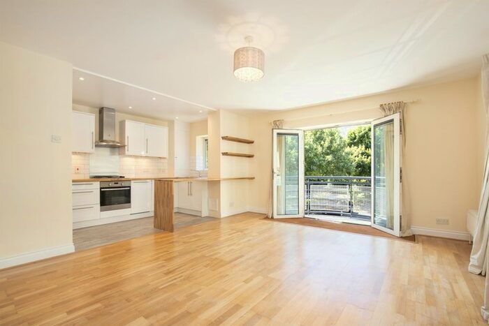 2 Bedroom Flat To Rent In Millennium Square, London, SE1