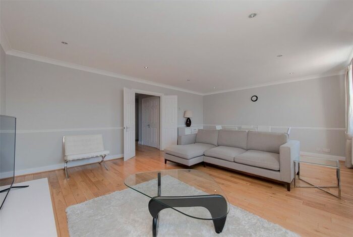 3 Bedroom Flat To Rent In South Kensington, London, SW7