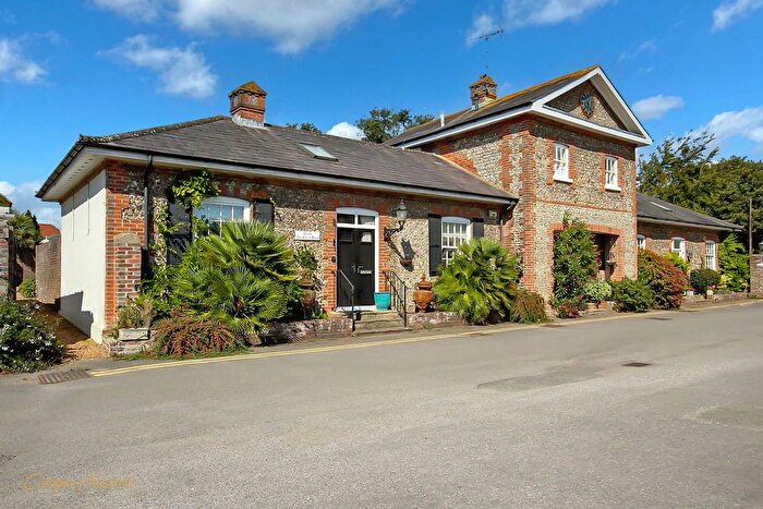 2 Bedroom Bungalow For Sale In West Drive, Angmering, BN16