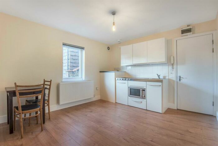 Flat To Rent In Upper Richmond Road, East Sheen, SW14
