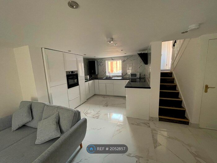 5 Bedroom Terraced House To Rent In Waylen Street, Reading, RG1