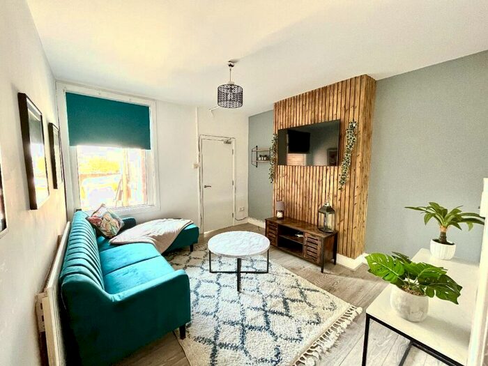 4 Bedroom Flat To Rent In Johnson Road, Lenton, Nottingham, Nottinghamshire, NG7