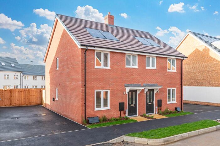 3 Bedroom End Of Terrace House For Sale In Royal Gardens, Wixams, MK45