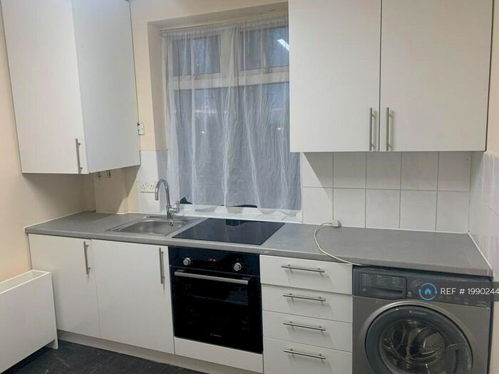 Studio To Rent In Kent Road, Dagenham, RM10