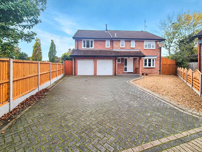 4 Bedroom Detached House For Sale In Catesby Green, Luton, Bedfordshire, LU3