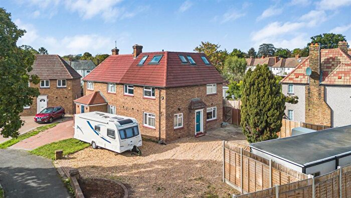 4 Bedroom Semi Detached House For Sale In Culvers Way, Carshalton, SM5