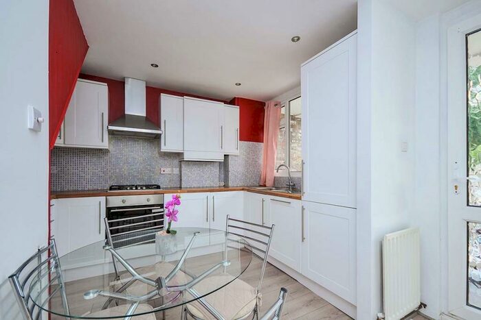 2 Bedroom Flat To Rent In River Park Gardens, Bromley, BR2