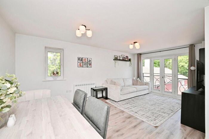 2 Bedroom Flat For Sale In Yukon Road, Broxbourne, EN10