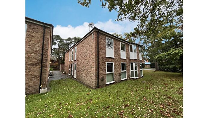 2 Bedroom Flat For Sale In Fairfax Mews, Church Road East, Farnborough, Hampshire, GU14