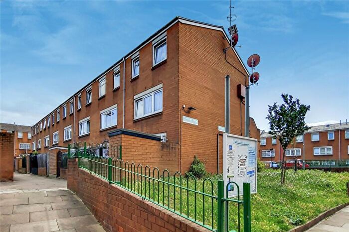 3 Bedroom Terraced House For Sale In Thornbury Close, London, N16