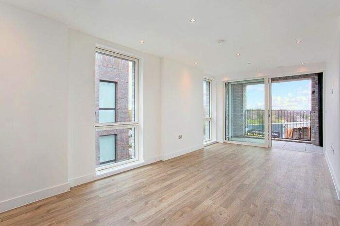 3 Bedroom Flat To Rent In Murdoch Court, Rookwood Way, London, E3